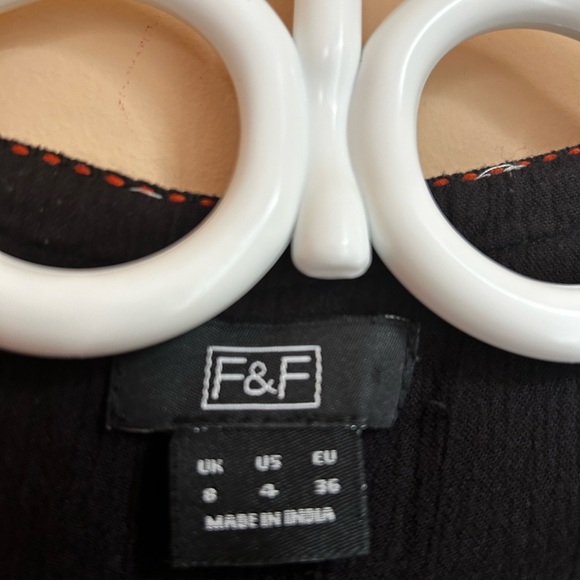 V neck black blouse with embroidery and 3/4 sleeves for summer! - Picture 3 of 4